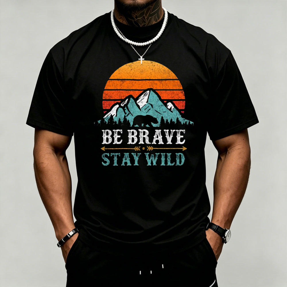 Outdoor Adventure Quotes Short - Sonnenuntergang-Bergbär Grafik Herren T-Shirt mit Zitatdruck