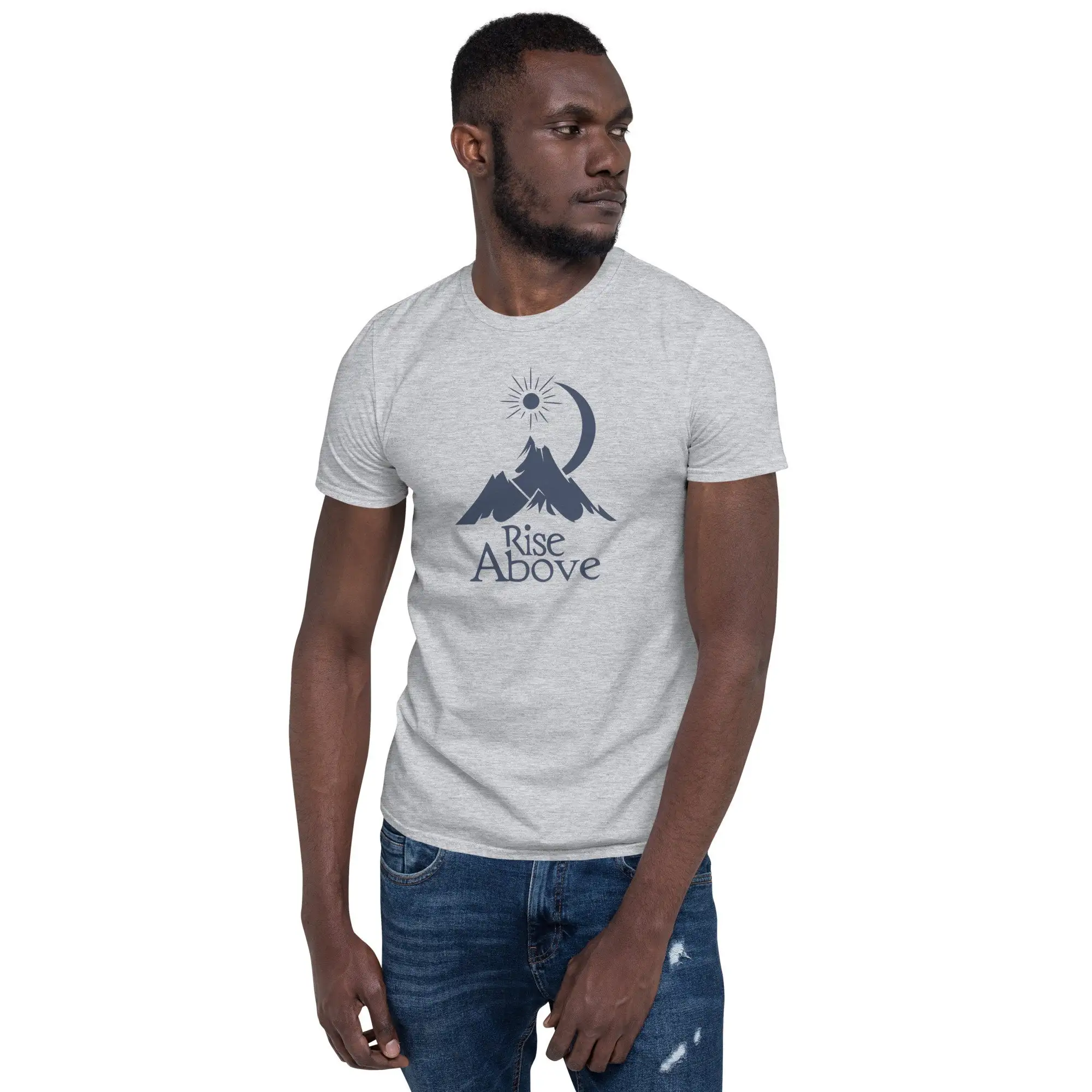 Outdoor Adventure Quotes Short - Rise Above Mountain T-Shirt mit inspirierendem